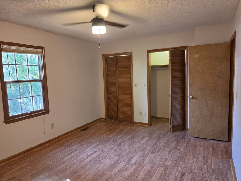 Building Photo - 180 Glenwood Dr