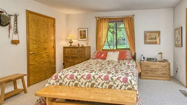 Building Photo - Serene 3 bed/2 bath home in beautiful garden setting | Available June