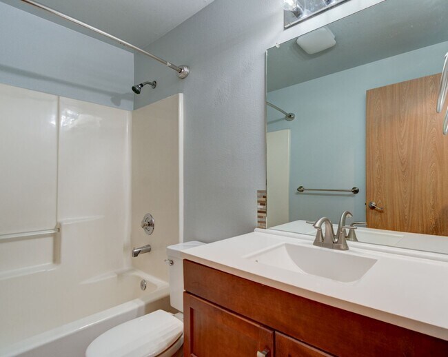 Building Photo - 3 bed 2 bath Condo in Town