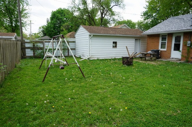 Building Photo - 204 N Geri St