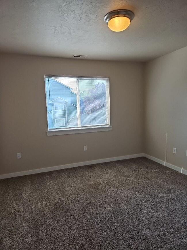 Building Photo - Fabulous Location!  3 bedroom, 2 bathroom ...