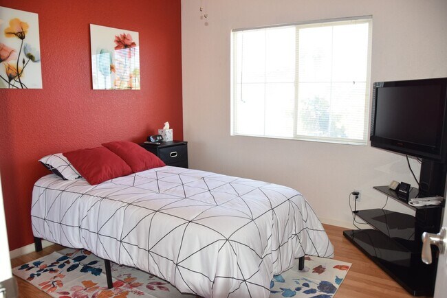 Building Photo - 8765 Country Pines Ave