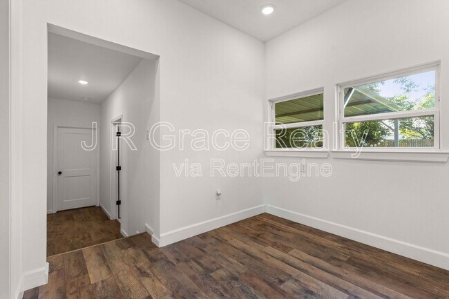 Building Photo - 2317 Maple Ave