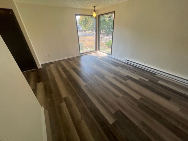 Building Photo - Ground Floor 2 Bed, 1 Bath near Upriver & ...