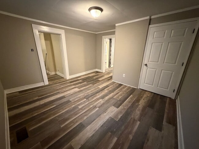 Building Photo - 2 Bedroom- 1 Bathroom- Home in Silver Creek!