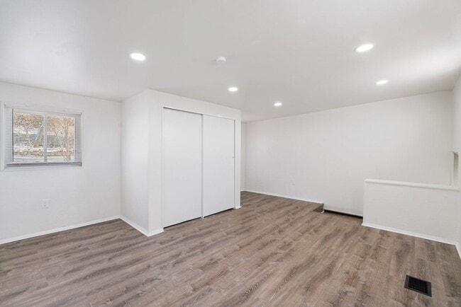 Building Photo - Stunning 4 bedroom home in Brookline available now!