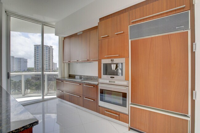 Building Photo - 15901 Collins Ave