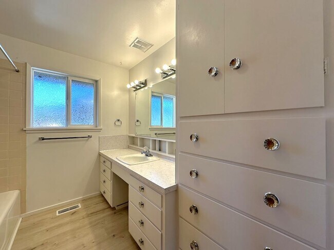 Building Photo - 2 bedroom - Retro Charmer in the Heart of ...
