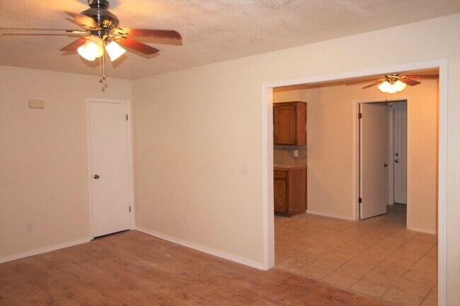 Building Photo - 1707 Jennifer Cir