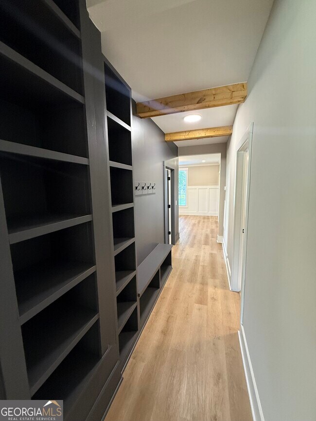 Building Photo - 331 College St
