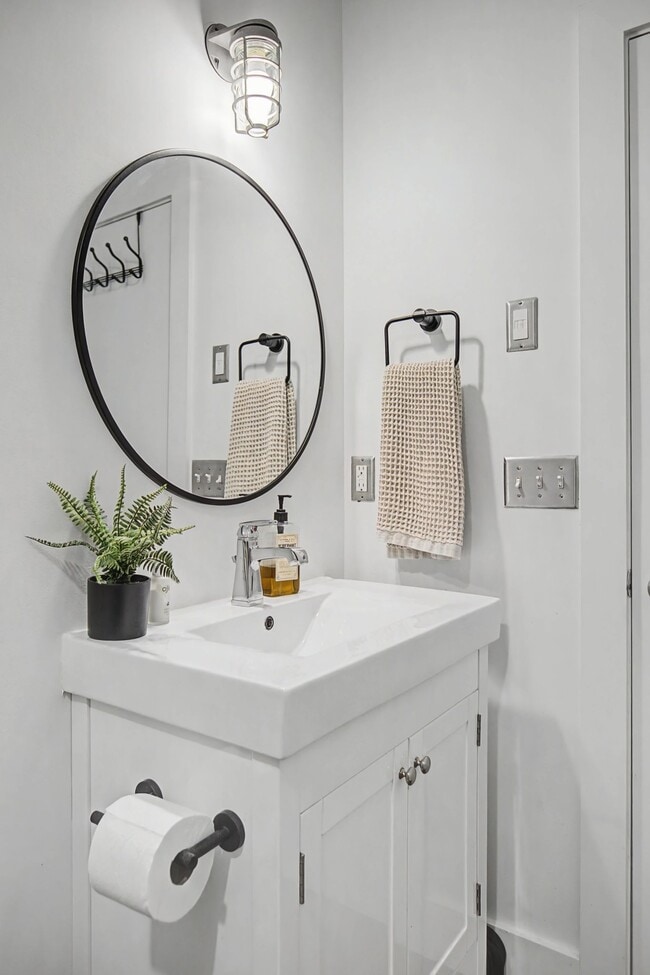 Building Photo - 1225 4th Ave S