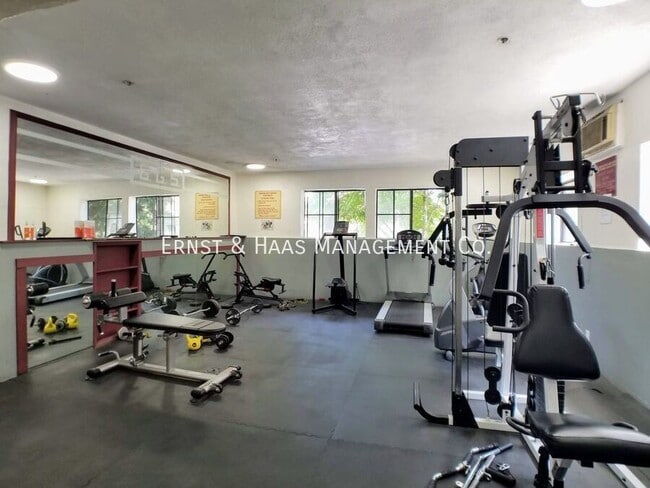 Building Photo - 730 W 4th St