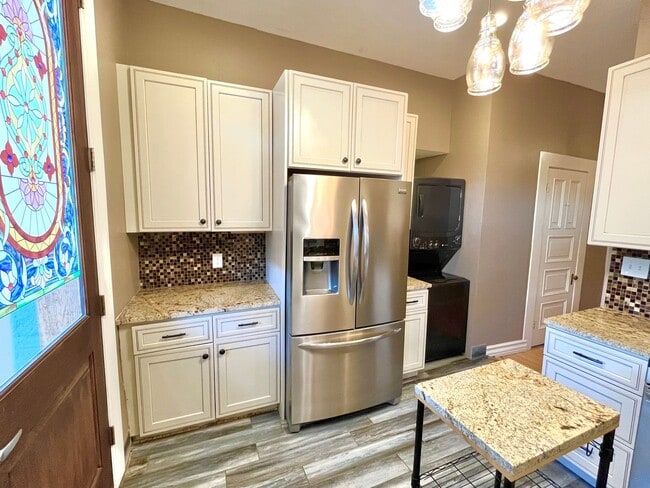 Building Photo - NEW LOW PRICE and Move in Special - Charming 2 bed 1 bath W/D in unit, free parking, renovated ki...