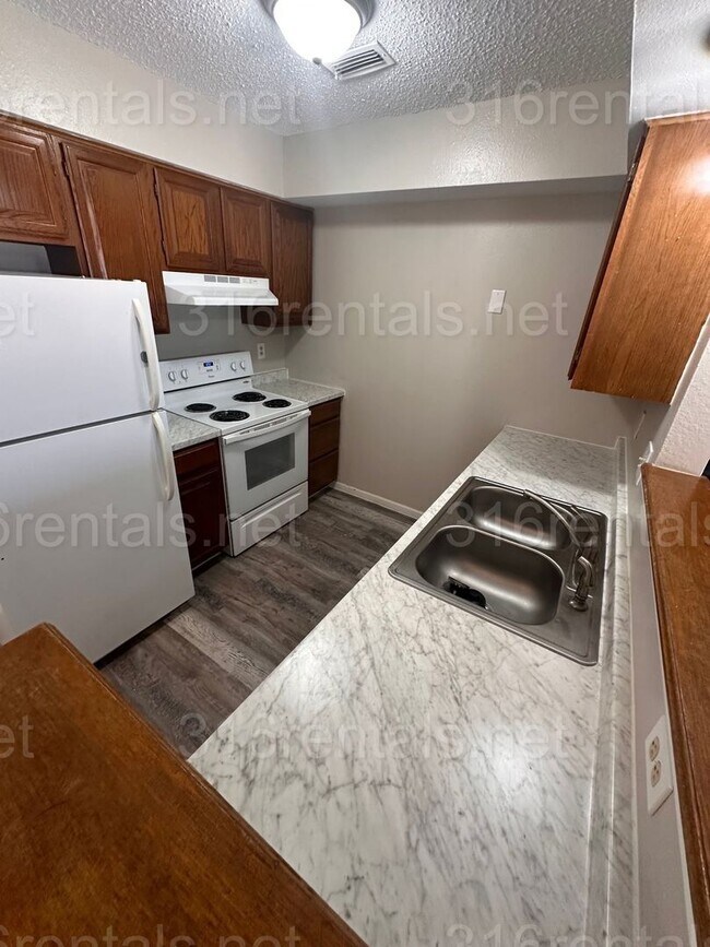 Building Photo - $925 - 2 bedroom 1 bath - Beautiful apartm...