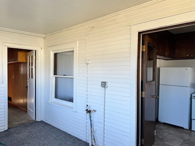 Building Photo - Large 3 br near YVCC