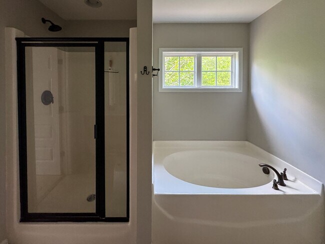 Building Photo - Spacious 4 Bed 2.5 Bath Fayetteville Home