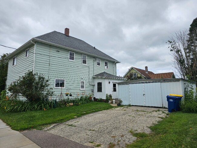 Building Photo - 324 E Parkinson St