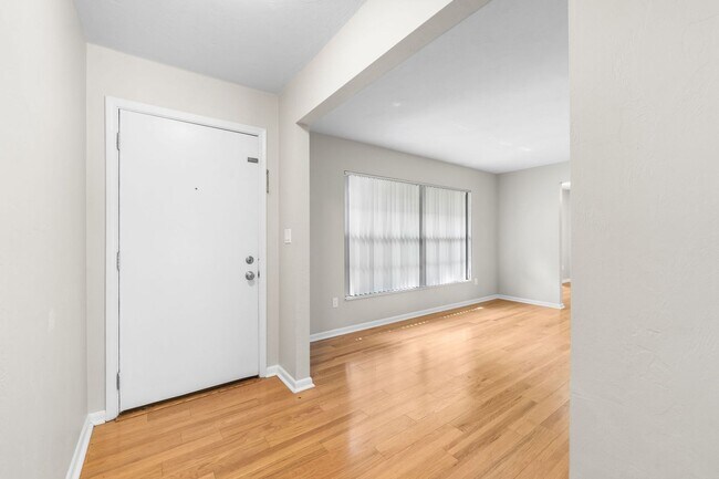 Building Photo - Spacious Pool Home in Desirable NW Gainesville