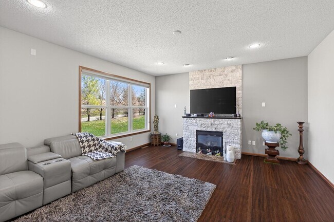 Building Photo - 15275 Plumstone Dr