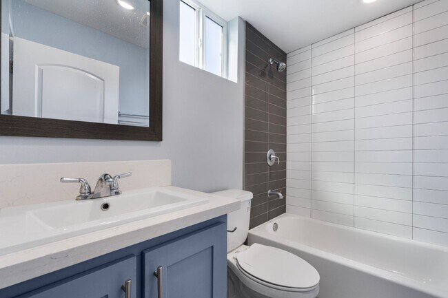 Building Photo - Beautiful 4 Bed / 3 Bath apartment with PARKING & IN-UNIT LAUNDRY!