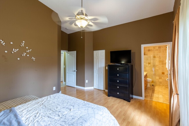 Building Photo - 10746 Oak Bend Way