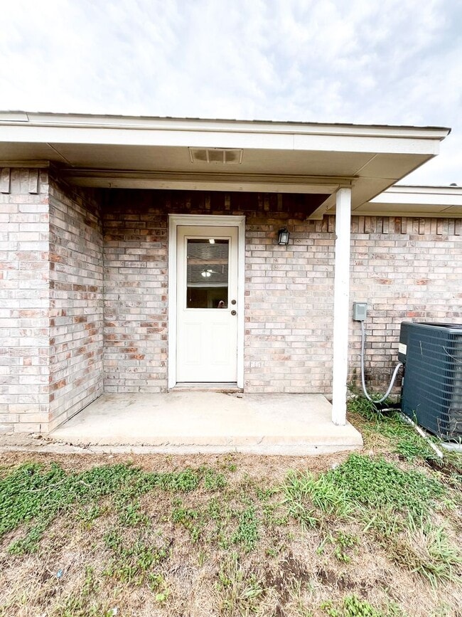 Building Photo - 312 Cedar Ridge Dr