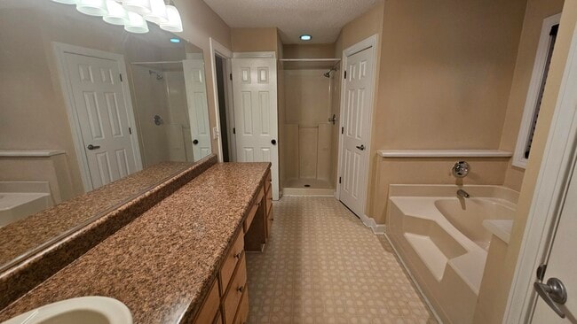 Building Photo - 4850 Birdwood Ct