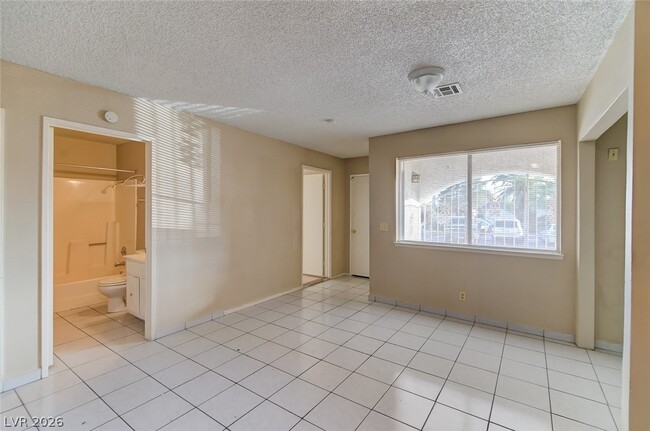 Building Photo - 824 Hedge Way