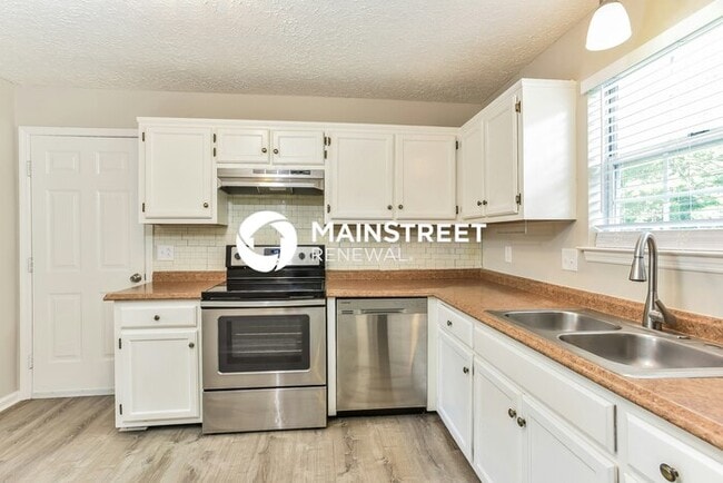 Building Photo - 3 Bedroom Pet-Friendly Home in OLD HICKORY...