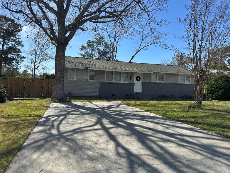 Building Photo - 725 Phillips Dr