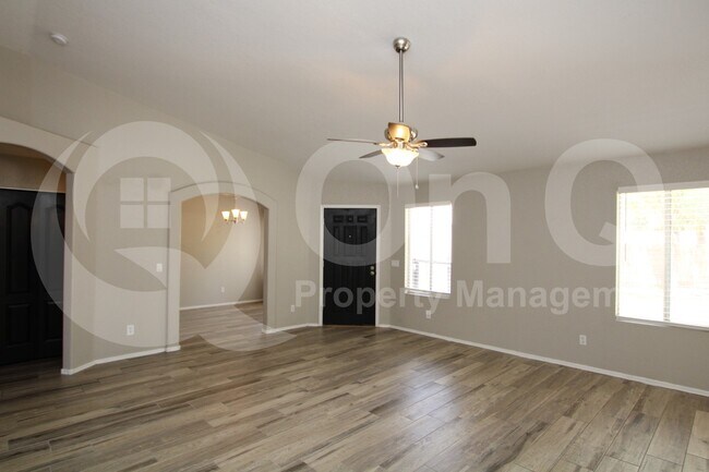 Building Photo - 545 S Ash St