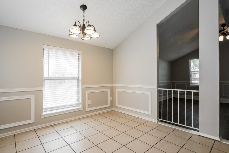 Building Photo - 705 Nightingale Cir