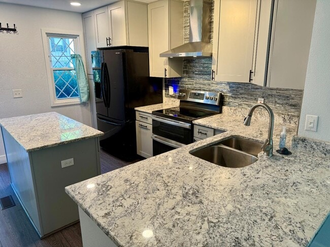 Building Photo - 3646 Queen Anne Way
