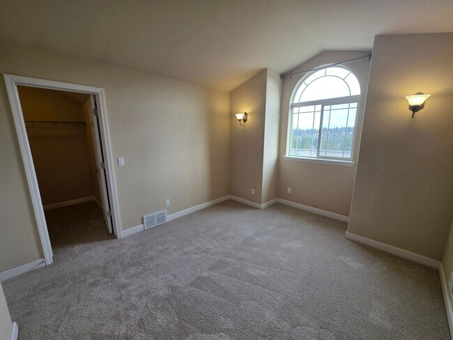 Building Photo - Wonderful Duplex in Eagle Ridge