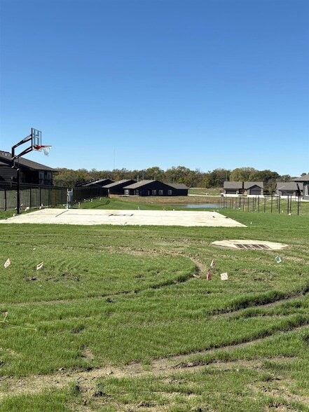 Building Photo - 4827 N Vassar Ave