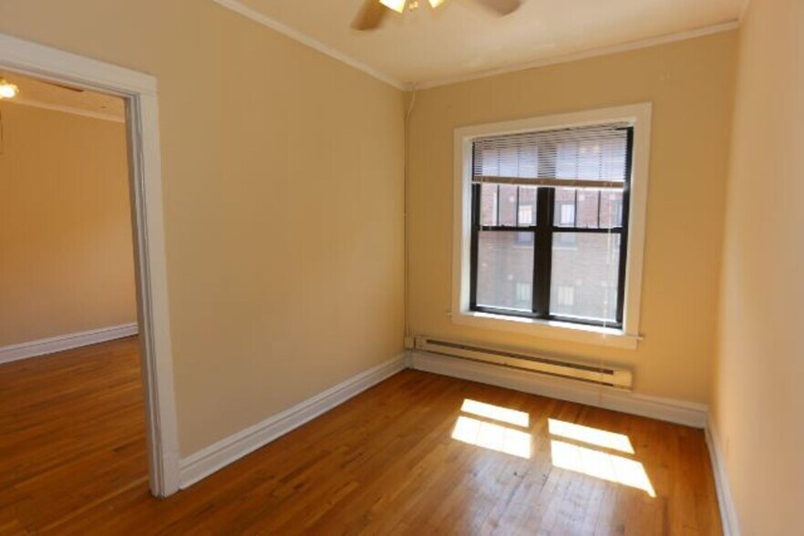 Building Photo - 700 W Cornelia Ave