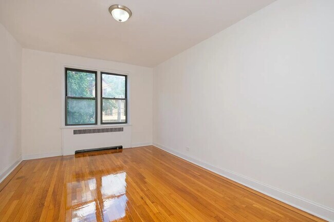 Building Photo - Charming 1-Bedroom Sponsor Unit in Kingsbr...