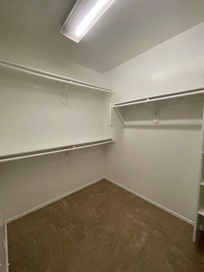 Building Photo - Lovely 4 Bedroom 2 Bath Home!