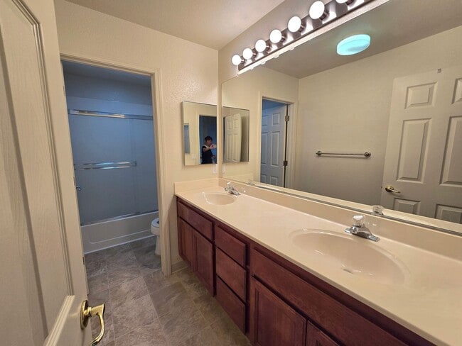 Building Photo - Wonderful 4 bedroom 3 full bath in the Wildhorse Golf Course Community.