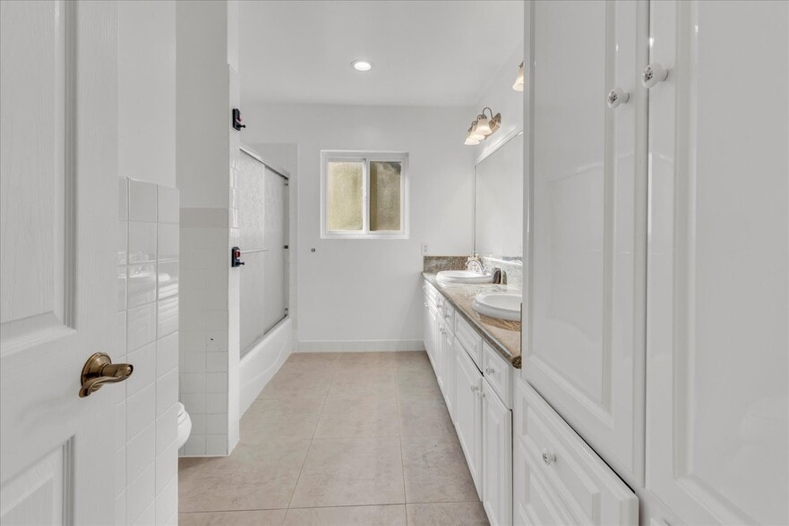 Building Photo - 8201 Clemens Ave