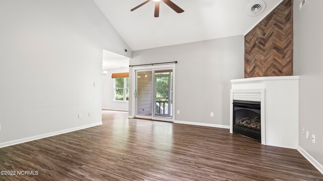 Building Photo - 621 Clover Dr