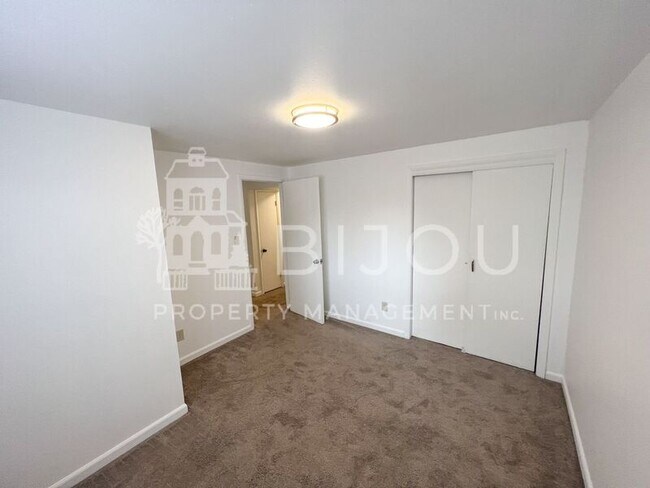 Building Photo - 4418 N Chestnut St