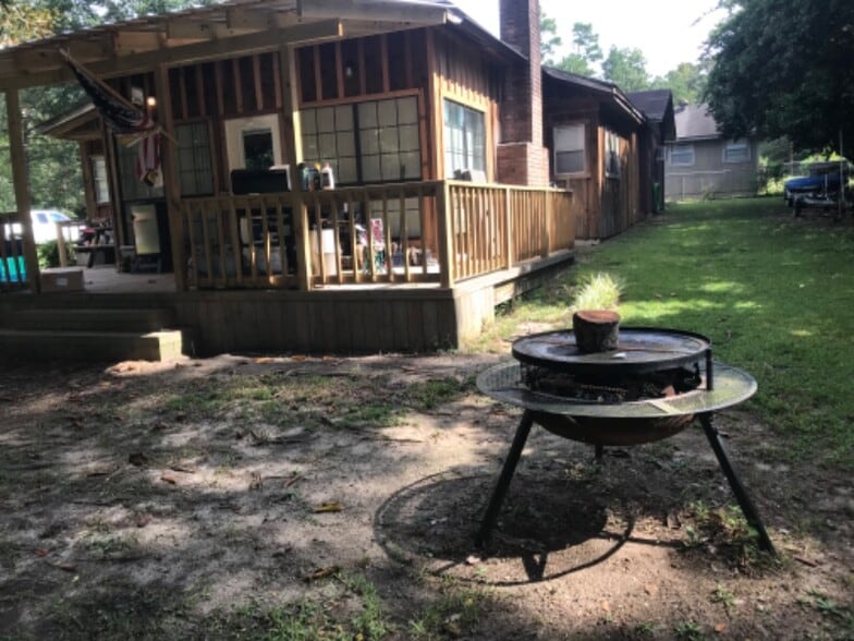 Building Photo - 310 Elaine Dr