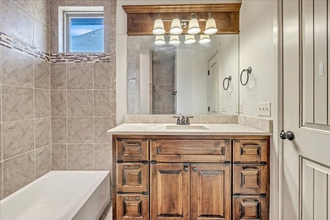 Building Photo - Gorgeous Executive Home - Open Plan - Stor...
