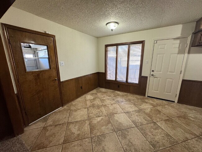 Building Photo - Beautiful Duplex Located Conveniently on Memphis Ave