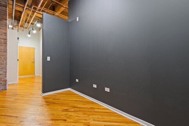Building Photo - 1040 W Adams St