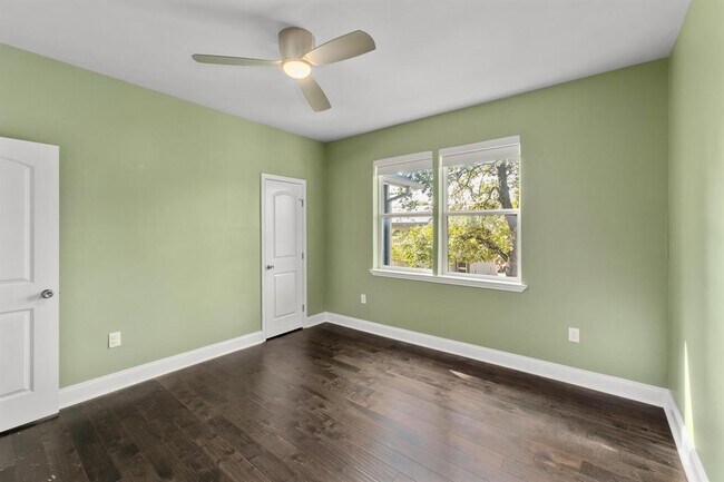 Building Photo - 2311 Santa Rita St