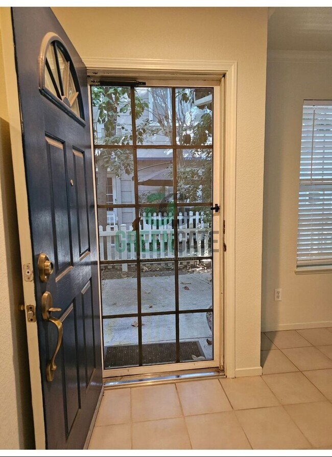 Building Photo - MOVE-IN SPECIAL $500 off first month!! Bea...