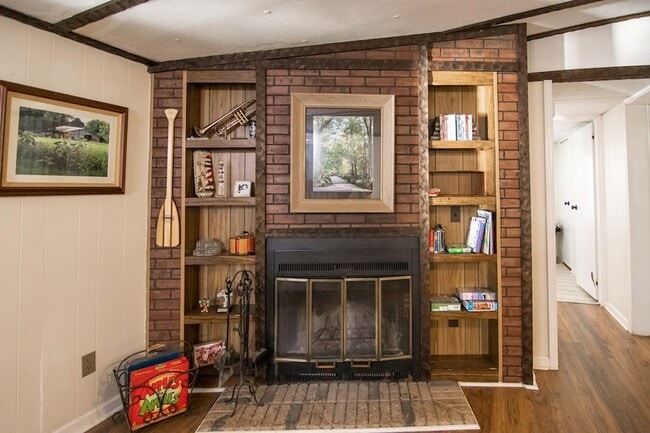 Building Photo - 1631 W Pine Lake Dr