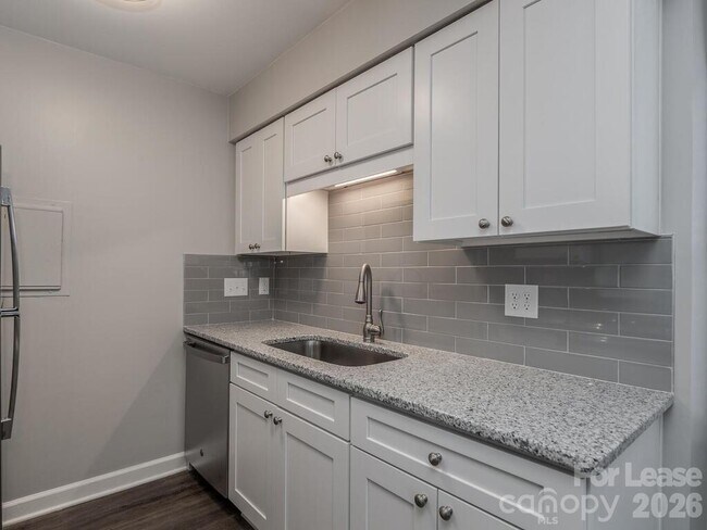 Building Photo - 406 W 9th St